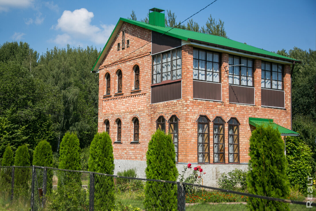 Добротное СТ с газом и активными людьми. Побывали на дачах рядом с «Силичами» и грибными лесами