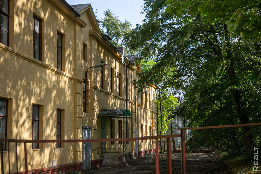 В атмосферном уголке Минска сносят старые двухэтажки. Там будут строить многоэтажные дома