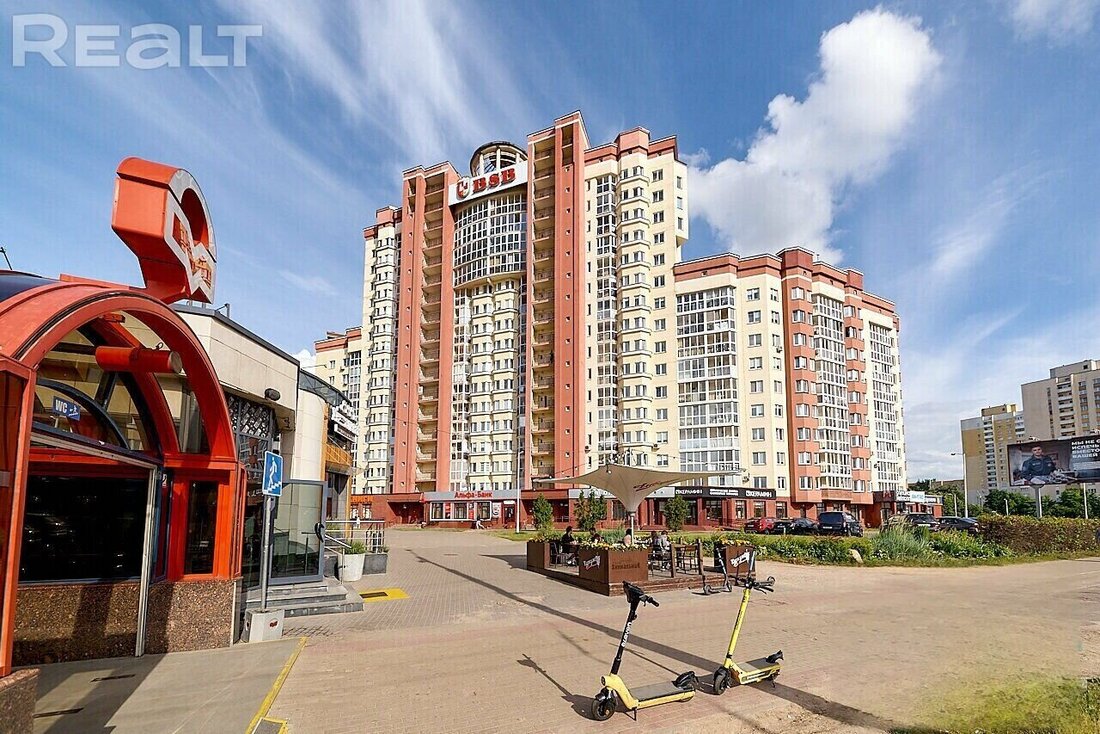 Этот дом (вы его точно знаете) в Каменной Горке строили с большими скандалами. А сколько тут сейчас стоят квартиры?