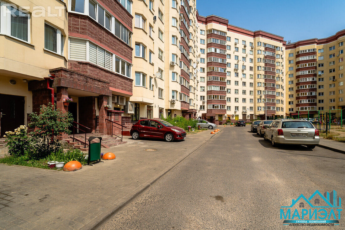 Этот дом (вы его точно знаете) в Каменной Горке строили с большими скандалами. А сколько тут сейчас стоят квартиры?