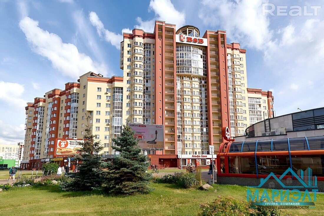 Этот дом (вы его точно знаете) в Каменной Горке строили с большими скандалами. А сколько тут сейчас стоят квартиры?