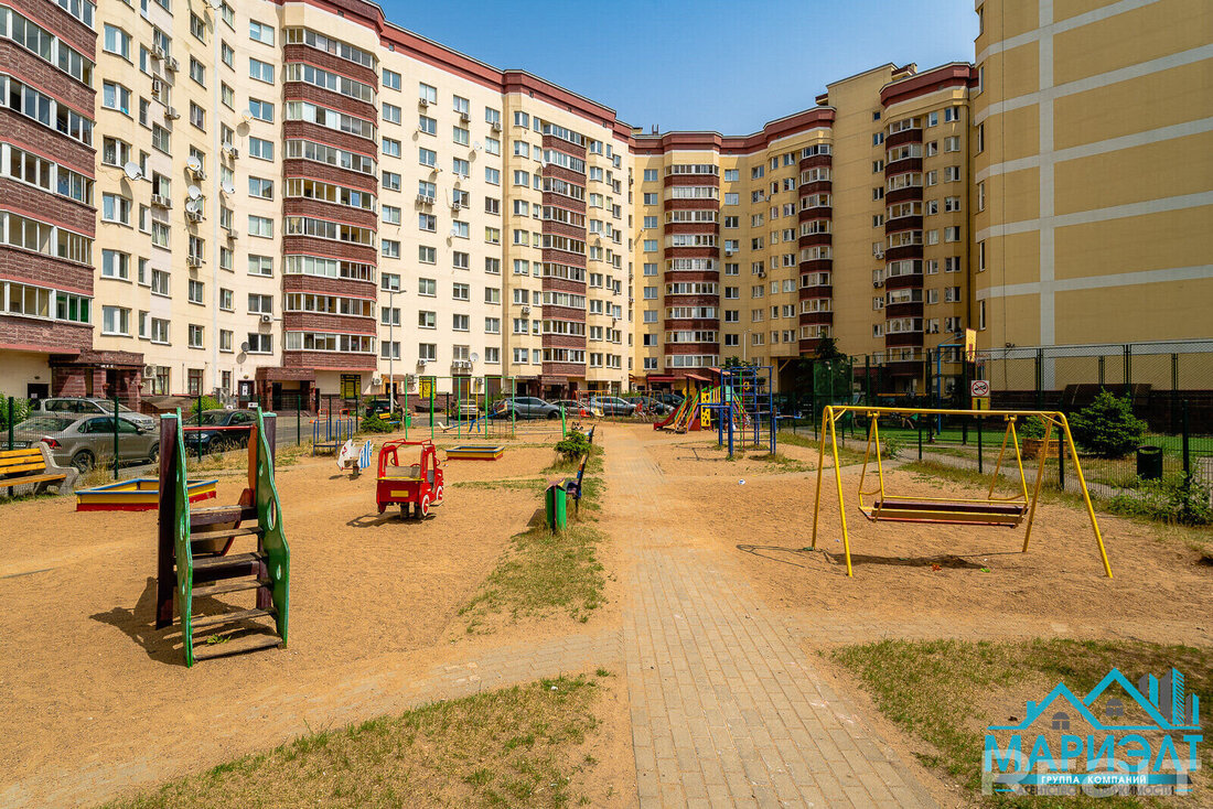 Этот дом (вы его точно знаете) в Каменной Горке строили с большими скандалами. А сколько тут сейчас стоят квартиры?