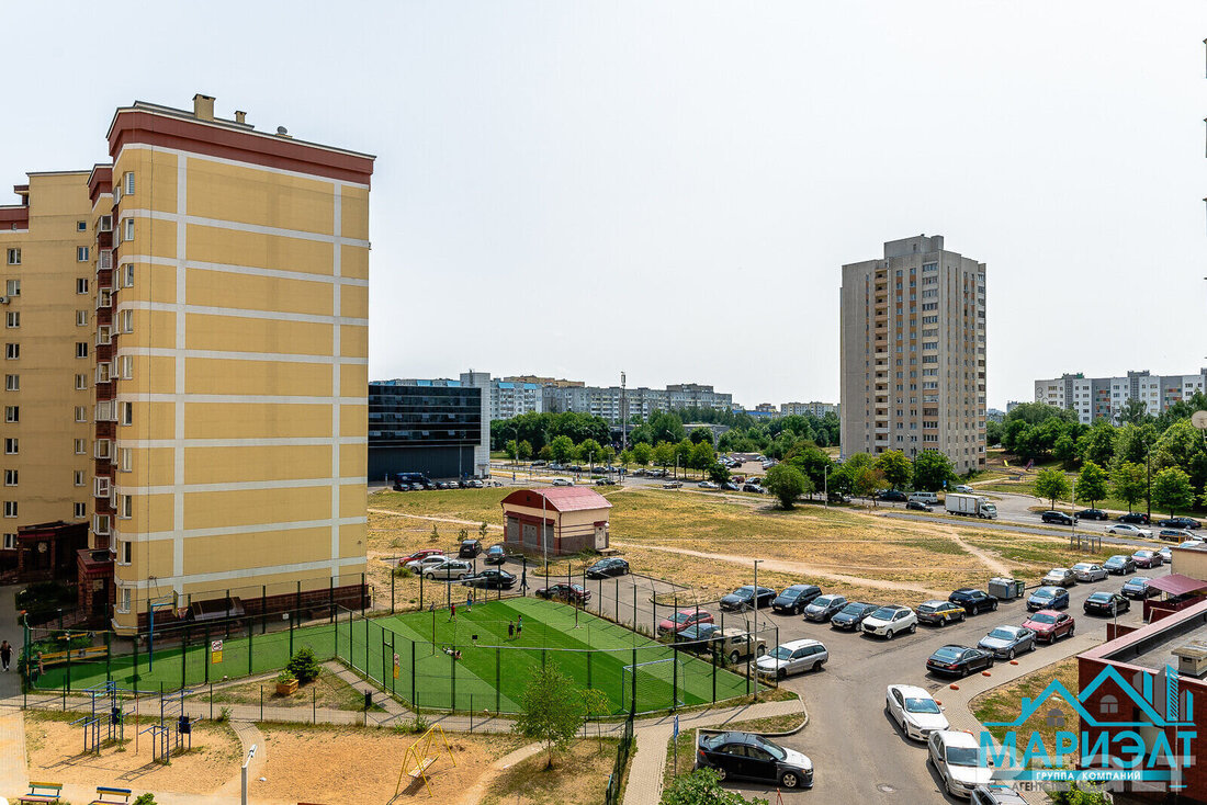 Этот дом (вы его точно знаете) в Каменной Горке строили с большими скандалами. А сколько тут сейчас стоят квартиры?