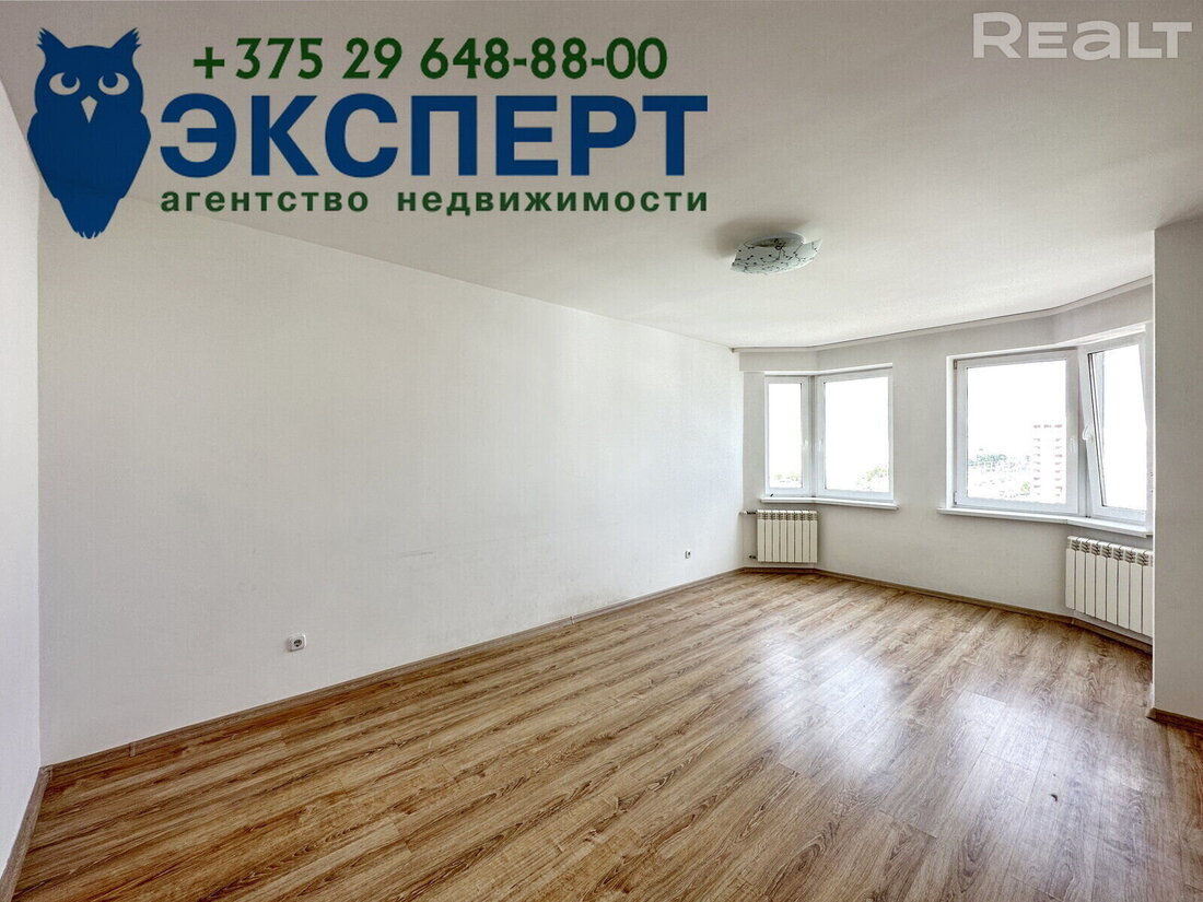 Этот дом (вы его точно знаете) в Каменной Горке строили с большими скандалами. А сколько тут сейчас стоят квартиры?
