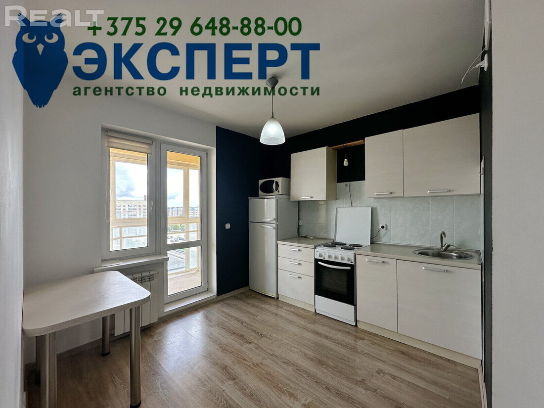 Этот дом (вы его точно знаете) в Каменной Горке строили с большими скандалами. А сколько тут сейчас стоят квартиры?