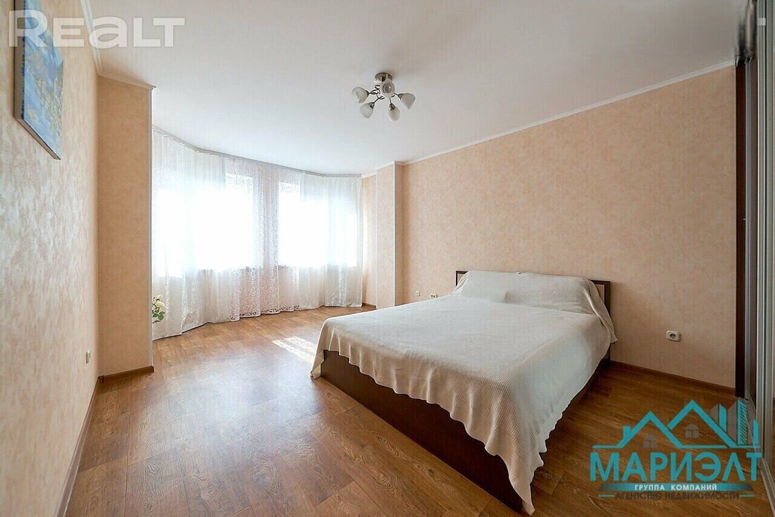 Этот дом (вы его точно знаете) в Каменной Горке строили с большими скандалами. А сколько тут сейчас стоят квартиры?