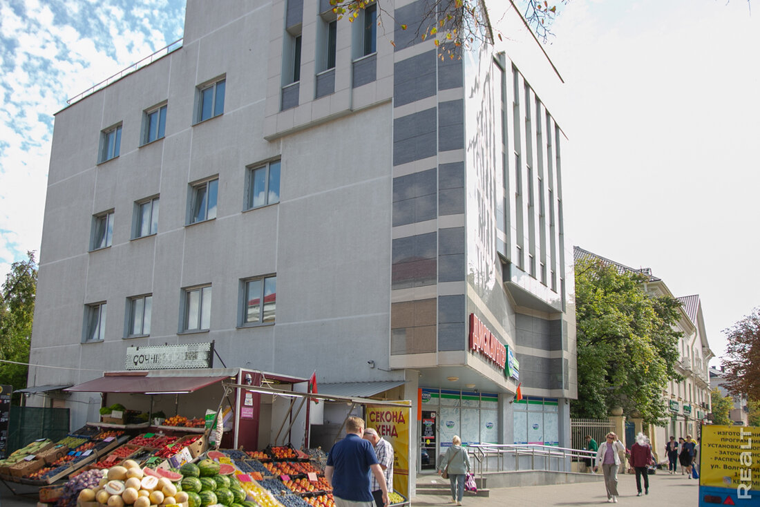 «Оставьте наш двор в покое». Жители атмосферных домов 50-х годов на проспекте Независимости бьют тревогу