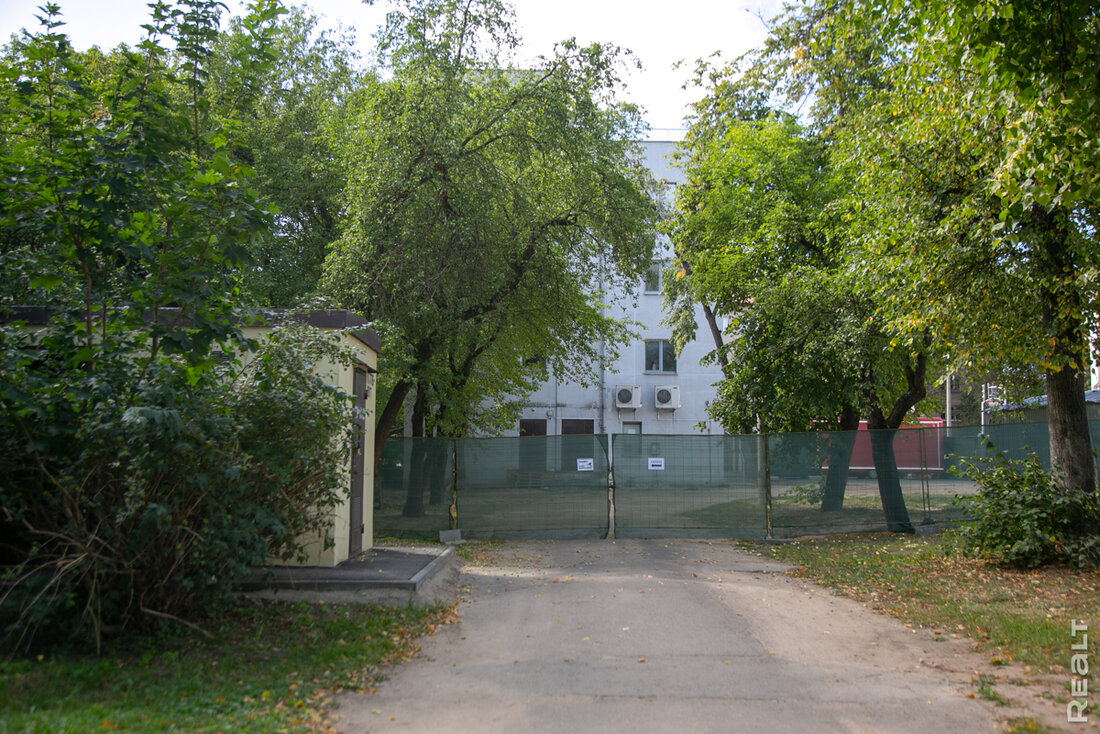 «Оставьте наш двор в покое». Жители атмосферных домов 50-х годов на проспекте Независимости бьют тревогу