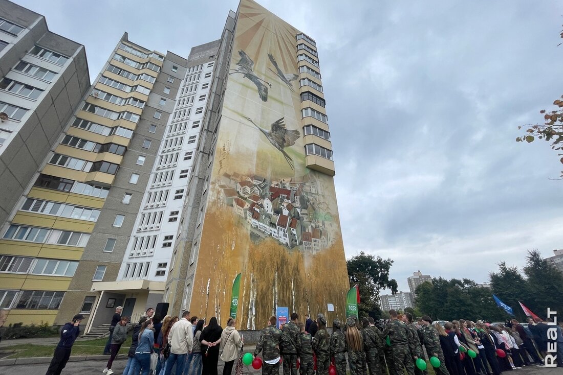 Посмотрите, какой мурал нарисовали на девятиэтажке в Минске. Она получила «Оберег»