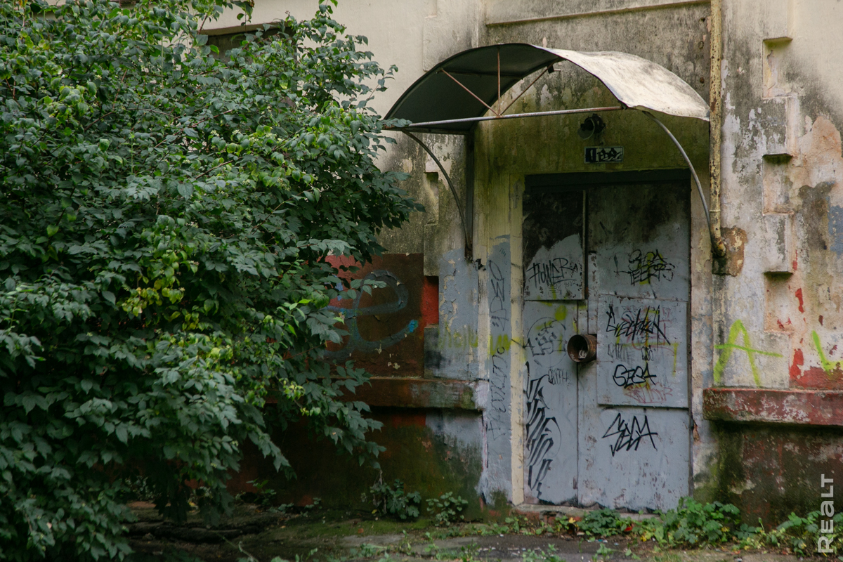 В центре Минска продается отдельный жилой дом — сталинка на четыре квартиры. Как выглядит и сколько стоит?