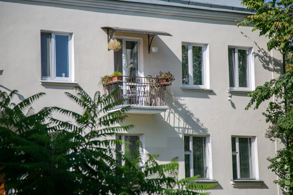 «Живем здесь как в частном доме». Побывали в тех самых спрятанных в центре Минска двухэтажках