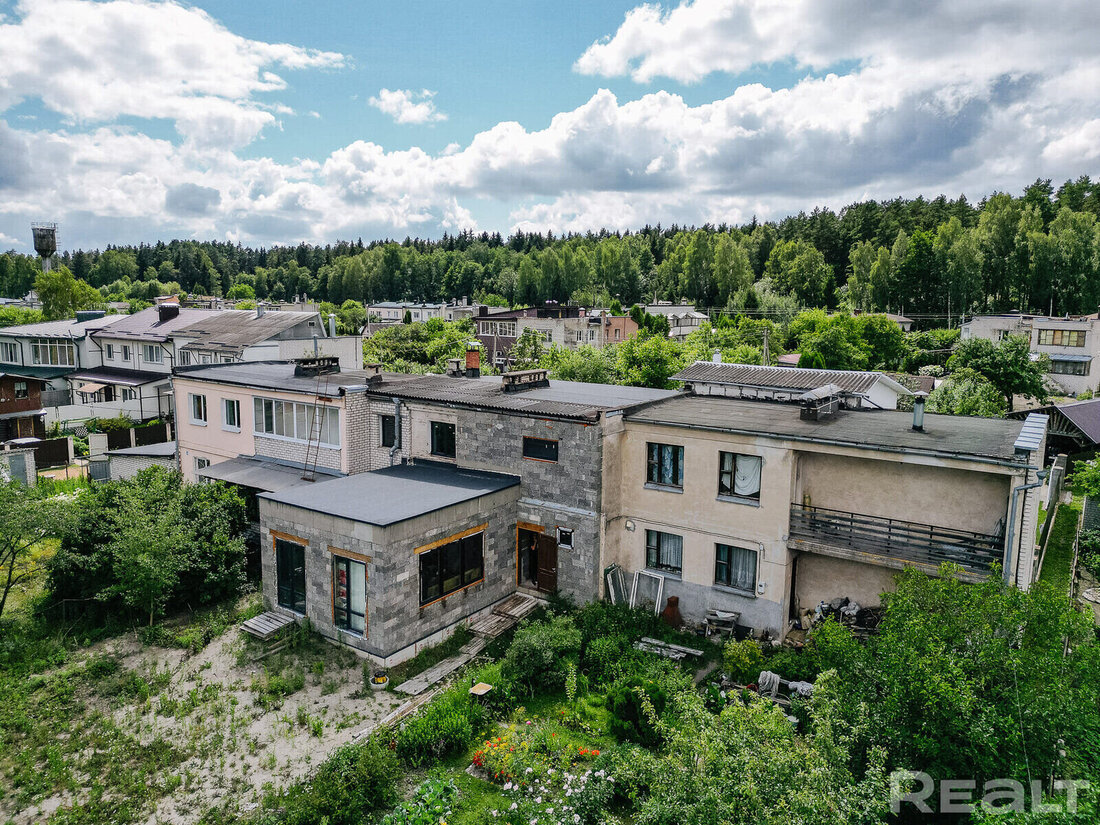 «Строить дома на несколько семей было неправильно». Побывали в необычном дачном поселке под Минском