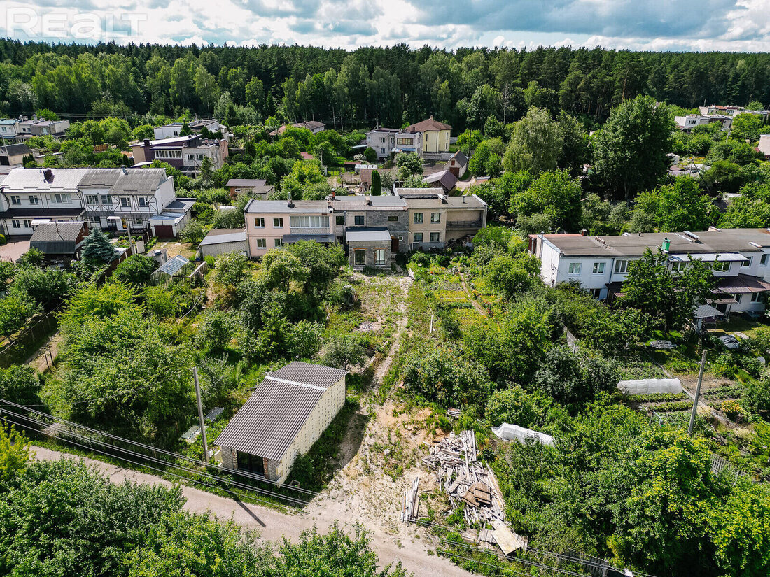 «Строить дома на несколько семей было неправильно». Побывали в необычном дачном поселке под Минском