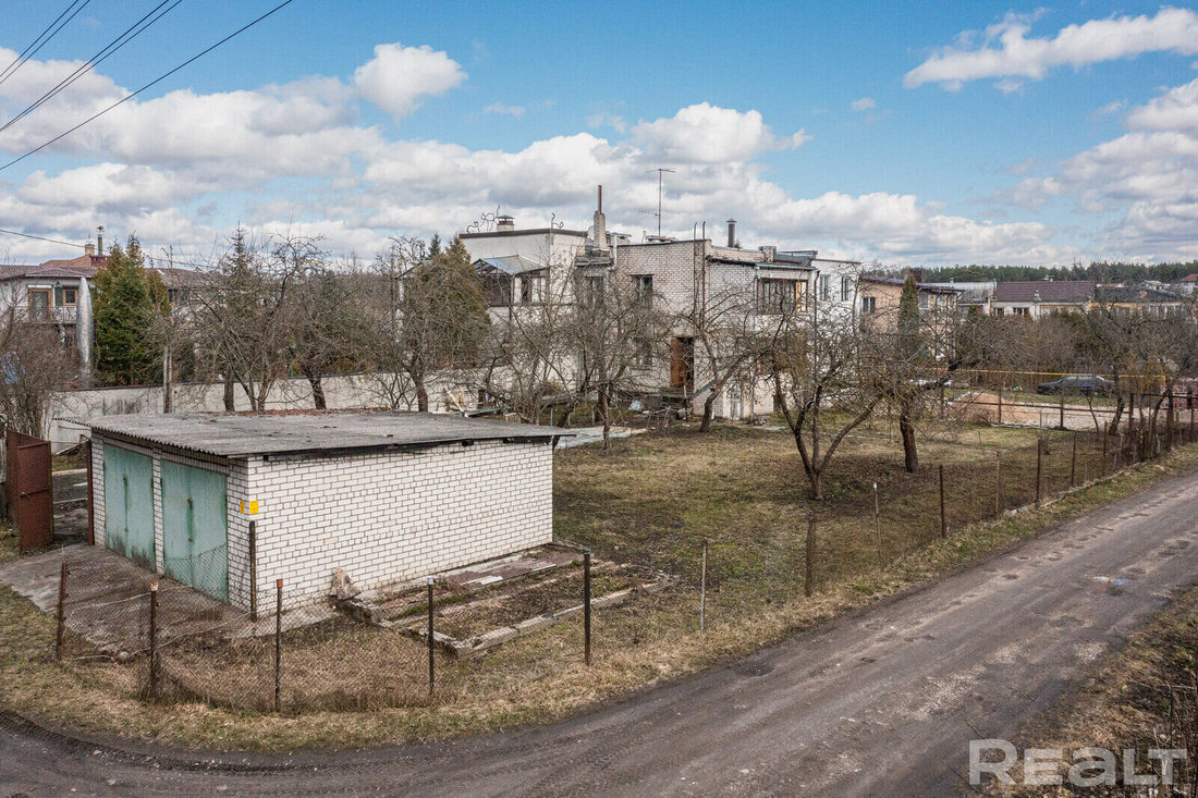«Строить дома на несколько семей было неправильно». Побывали в необычном дачном поселке под Минском