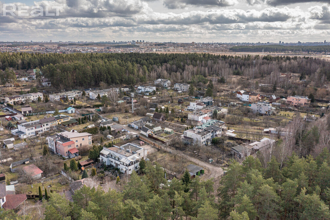 «Строить дома на несколько семей было неправильно». Побывали в необычном дачном поселке под Минском