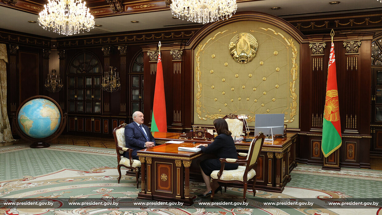 Лукашенко призвал депутатов сотрудничать с избиркомом Беларуси