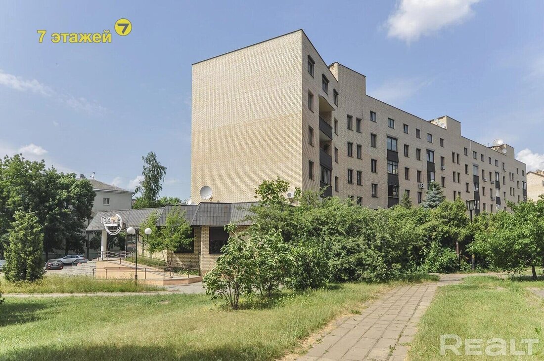Солидные соседи и квартиры с каминами. Нашли в Минске еще один элитный ЖК из 90-х