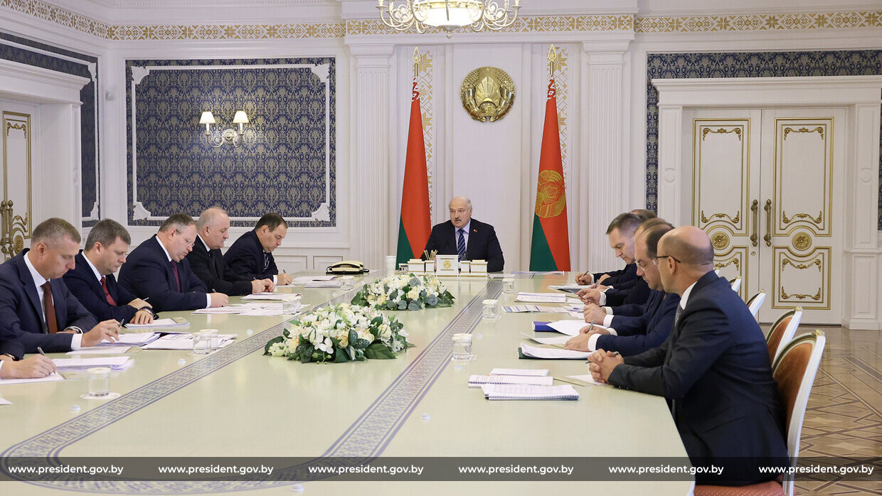 Лукашенко провел совещание по поставкам белорусских товаров в Россию