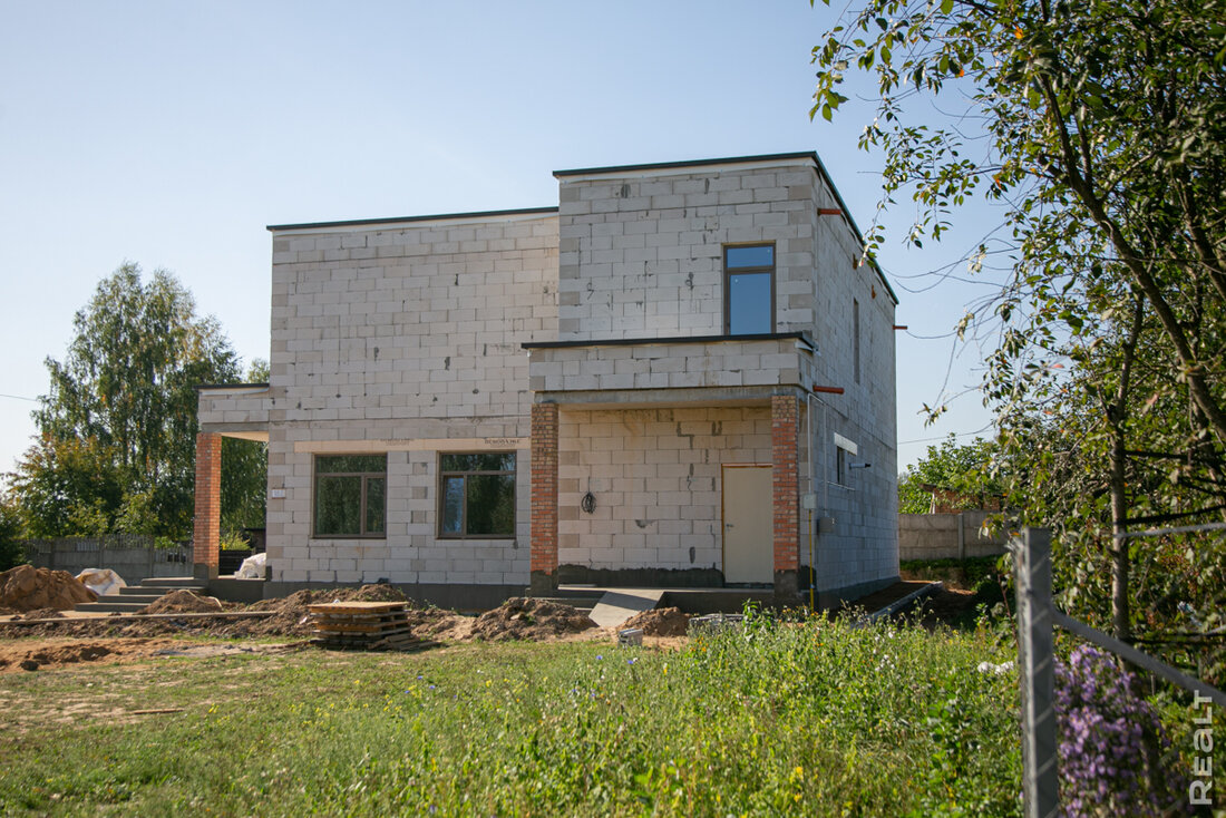 "Соседи тут будут солидные". Побывали в популярном дачном поселке с газом и асфальтом