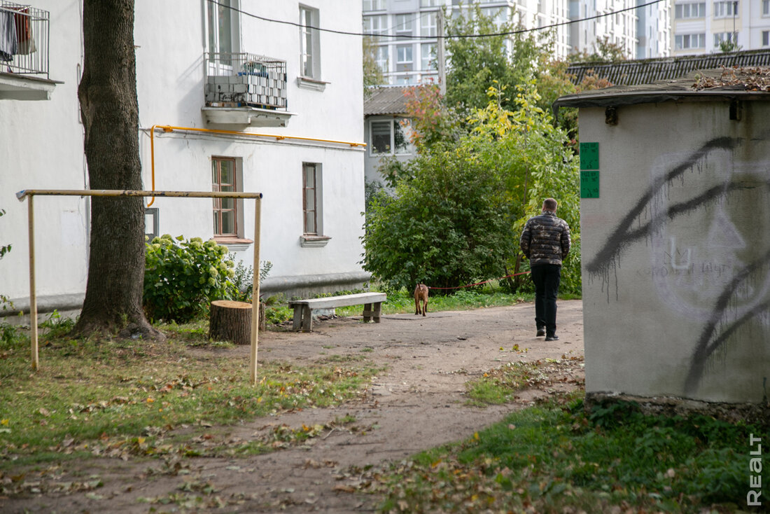 «Трубы не меняли с 1969-го». Побывали в атмосферных двухэтажках, спрятанных у "Ковальской Слободы"