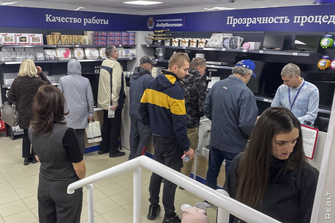 От свечек до айфонов. Посмотрели, что и почем продается в конфискате арестованного имущества