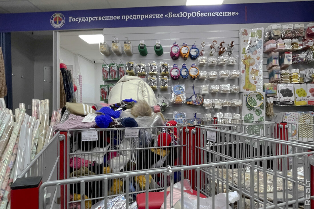 От свечек до айфонов. Посмотрели, что и почем продается в конфискате арестованного имущества
