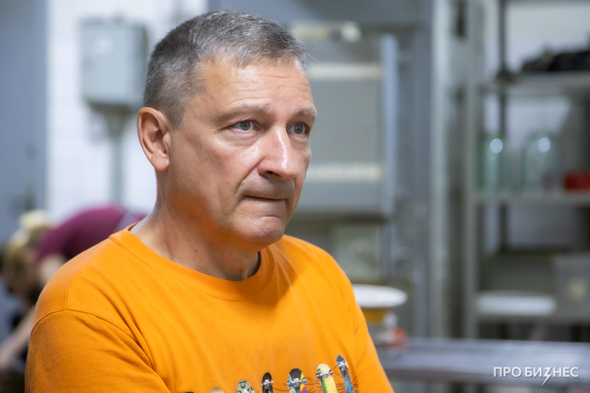 «Приезжают люди на „ягуарах“ и вместе со всеми чистят картошку». Минский художник 26 лет кормит бездомных благодаря помощи от бизнеса и обычных людей