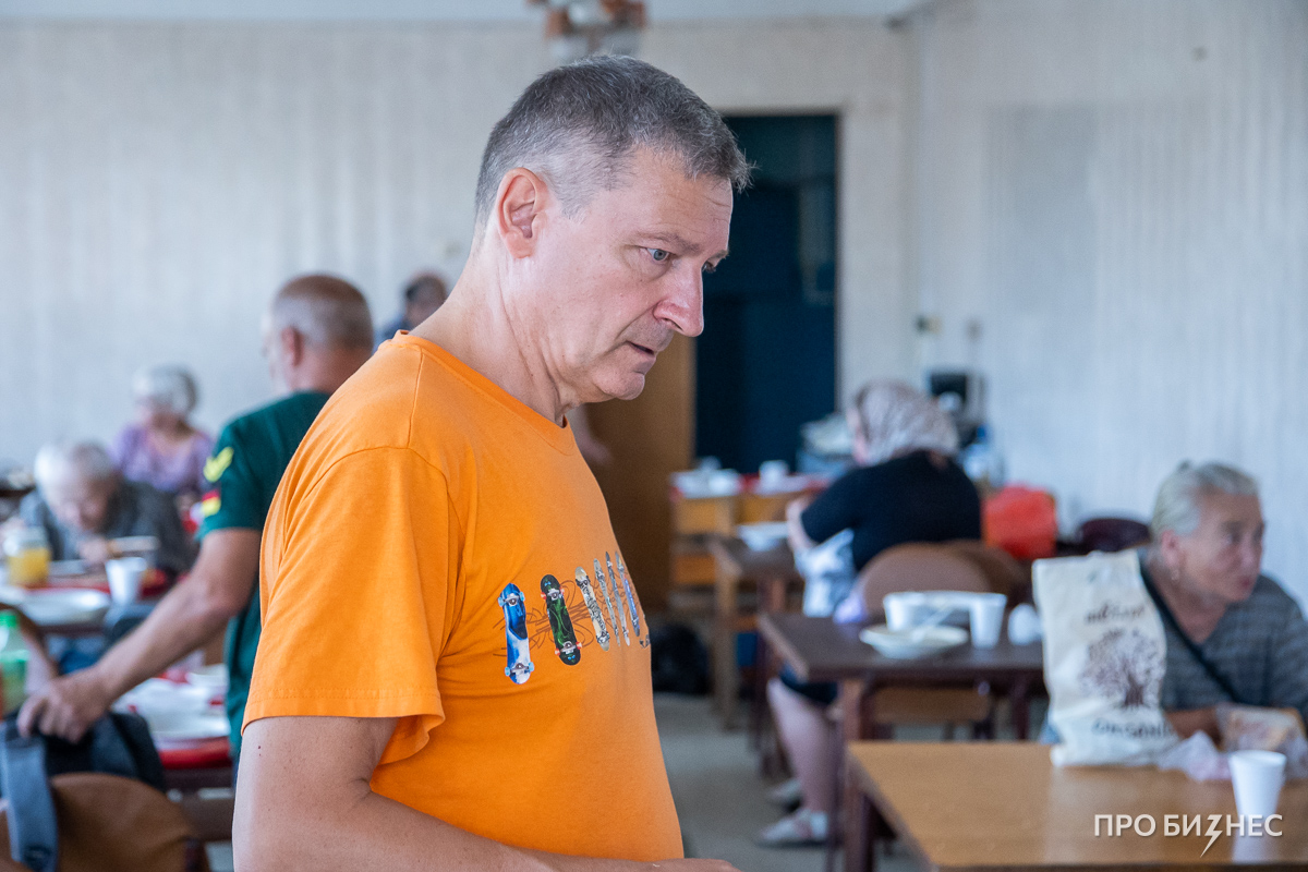 «Приезжают люди на „ягуарах“ и вместе со всеми чистят картошку». Минский художник 26 лет кормит бездомных благодаря помощи от бизнеса и обычных людей