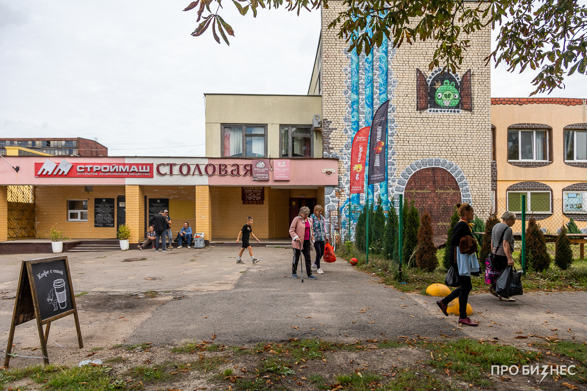 «Приезжают люди на „ягуарах“ и вместе со всеми чистят картошку». Минский художник 26 лет кормит бездомных благодаря помощи от бизнеса и обычных людей