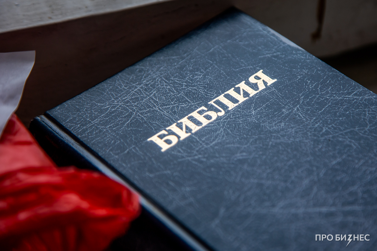 «Приезжают люди на „ягуарах“ и вместе со всеми чистят картошку». Минский художник 26 лет кормит бездомных благодаря помощи от бизнеса и обычных людей