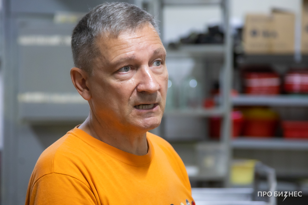 «Приезжают люди на „ягуарах“ и вместе со всеми чистят картошку». Минский художник 26 лет кормит бездомных благодаря помощи от бизнеса и обычных людей