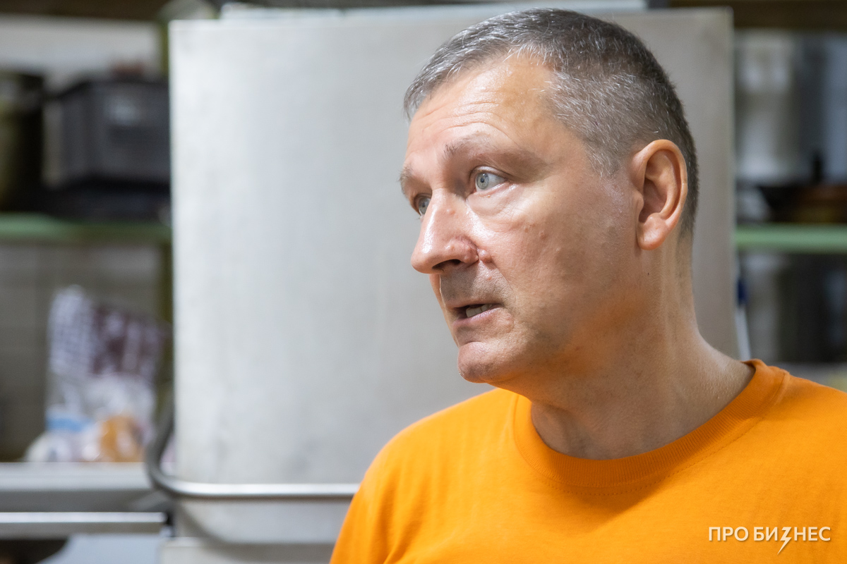 «Приезжают люди на „ягуарах“ и вместе со всеми чистят картошку». Минский художник 26 лет кормит бездомных благодаря помощи от бизнеса и обычных людей
