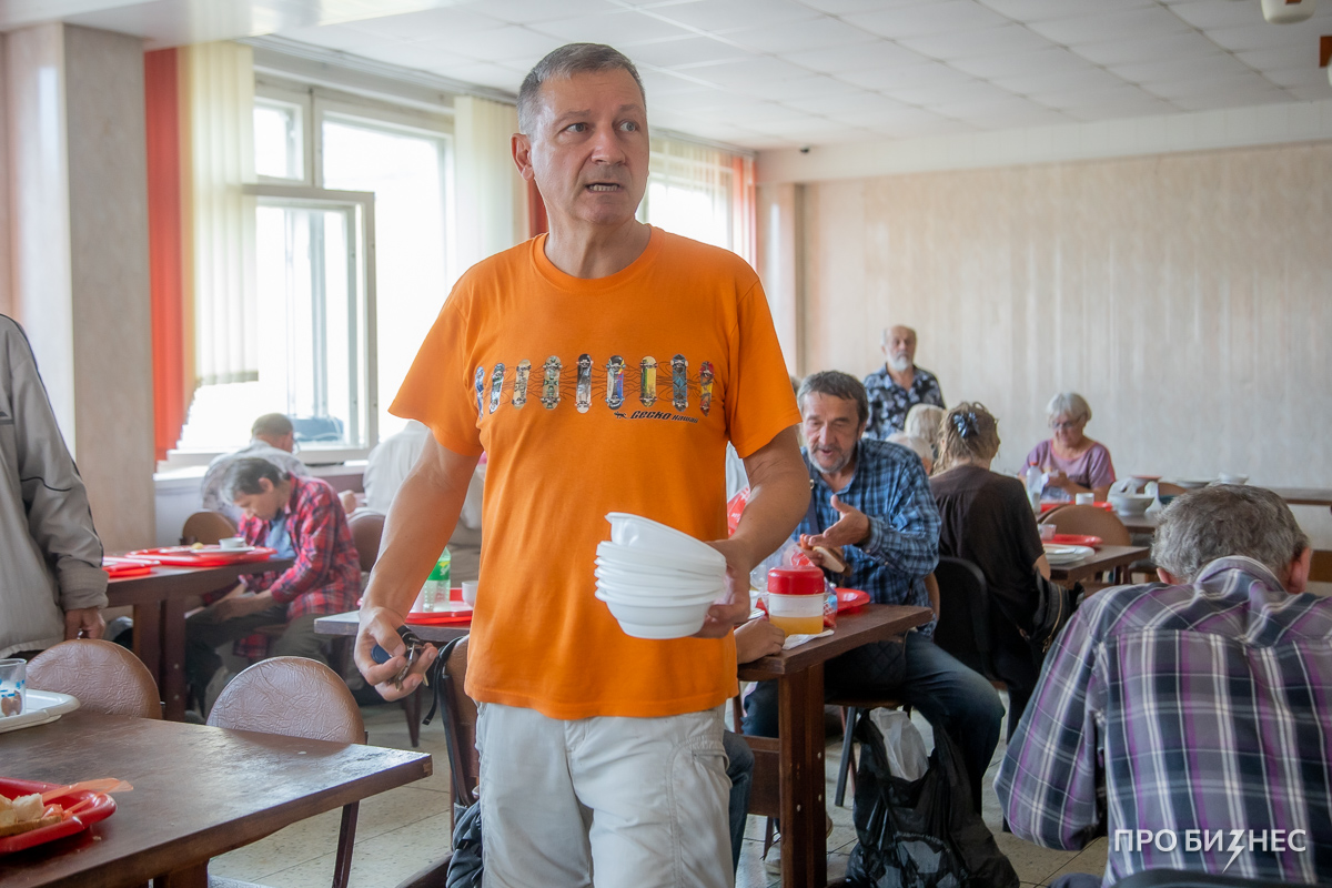«Приезжают люди на „ягуарах“ и вместе со всеми чистят картошку». Минский художник 26 лет кормит бездомных благодаря помощи от бизнеса и обычных людей