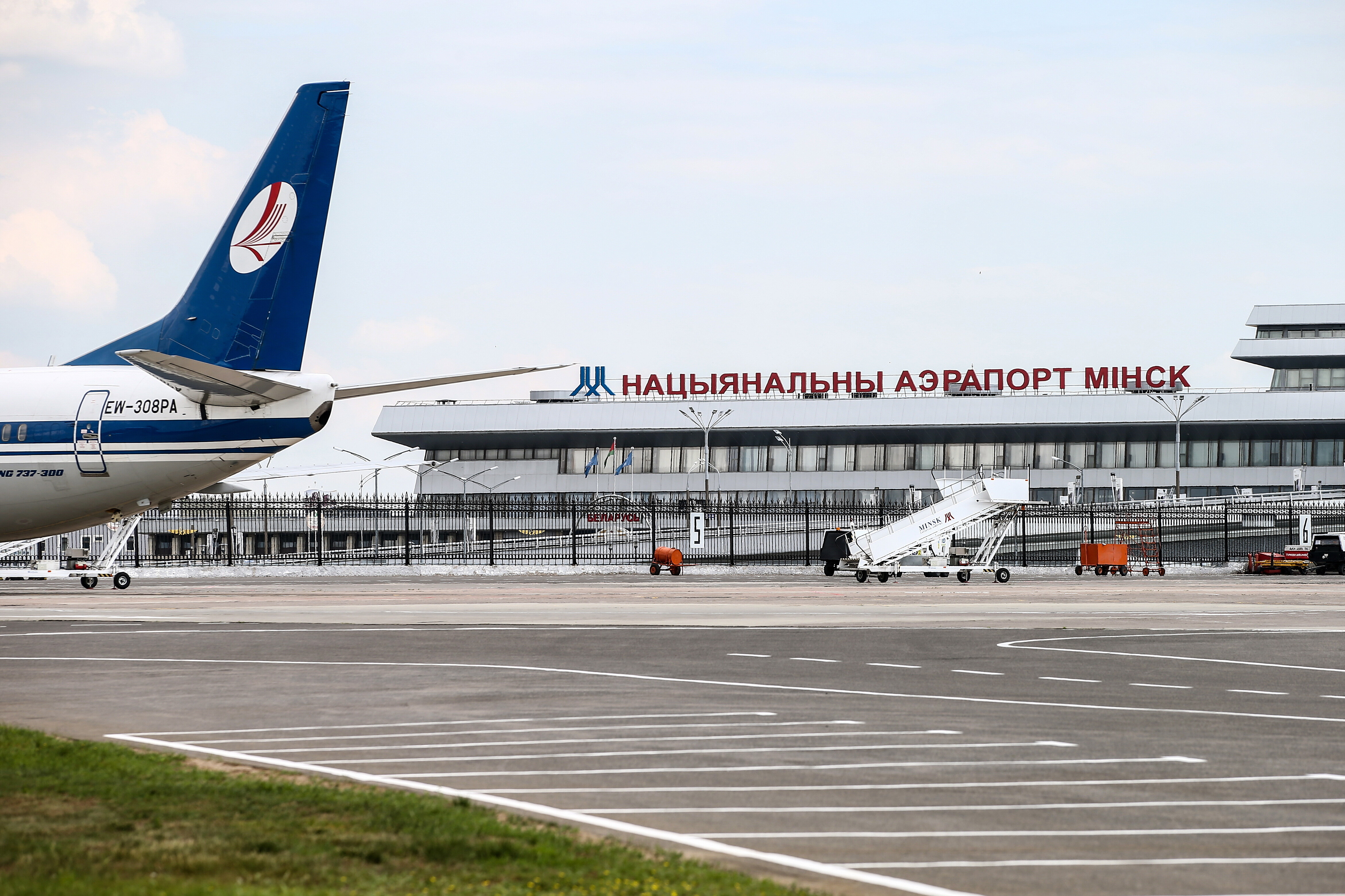 Пассажиров эвакуационного рейса из Тель-Авива в Минск встретили в аэропорту