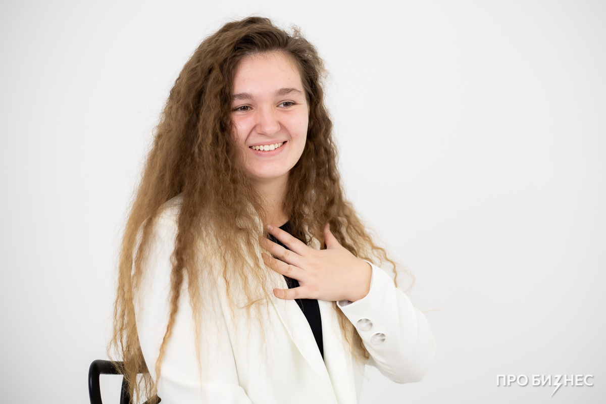 «Недавно наняла личного водителя, чтобы показать свой статус». Минчанка в 17 лет создала маркетинговое агентство и стала делать рекламу для зарубежных брендов
