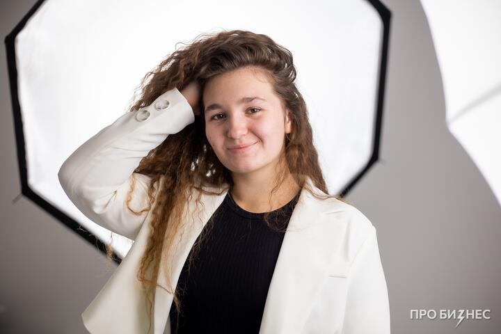 ФОТО: «Недавно наняла личного водителя, чтобы показать свой статус». Минчанка в 17 лет создала маркетинговое агентство и стала делать рекламу для зарубежных брендов