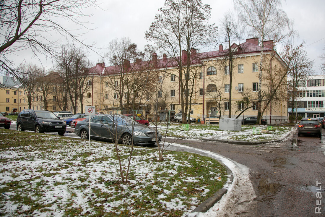 "Здесь нет человеческих магазинов". Как живется на полуострове у Свислочи в центре Минска