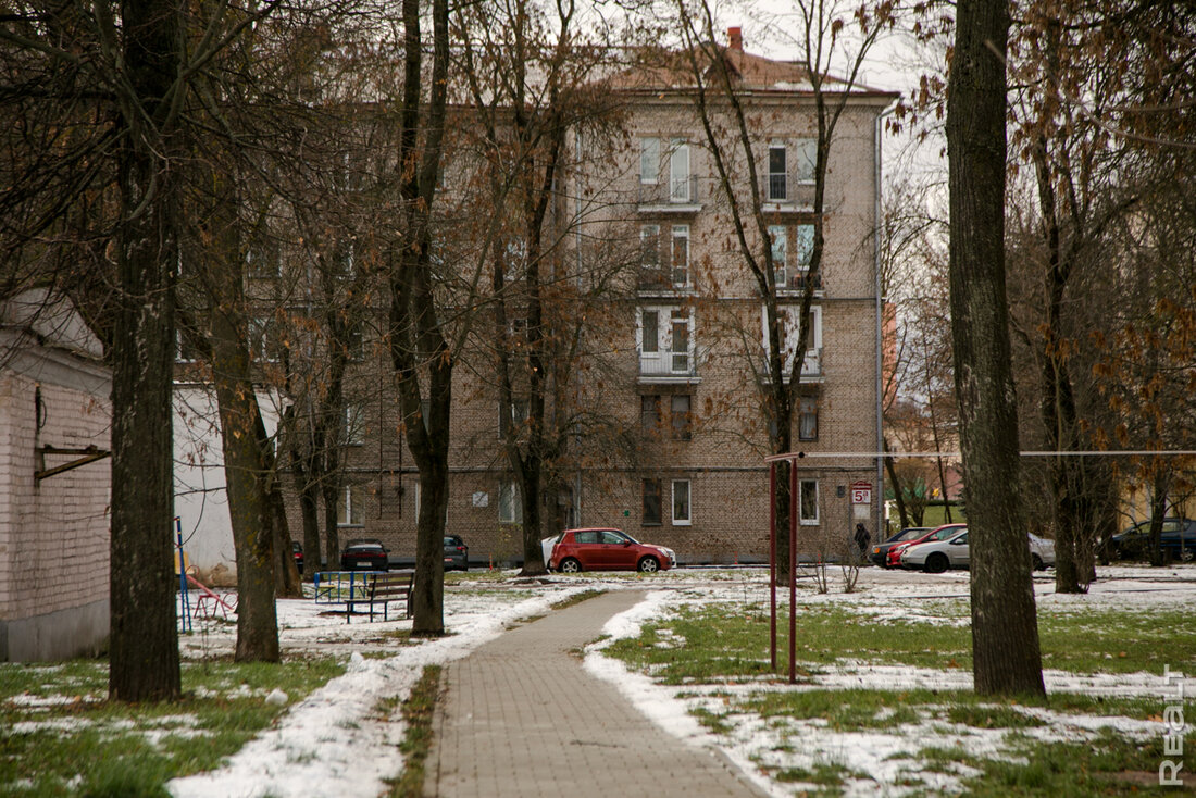 "Здесь нет человеческих магазинов". Как живется на полуострове у Свислочи в центре Минска