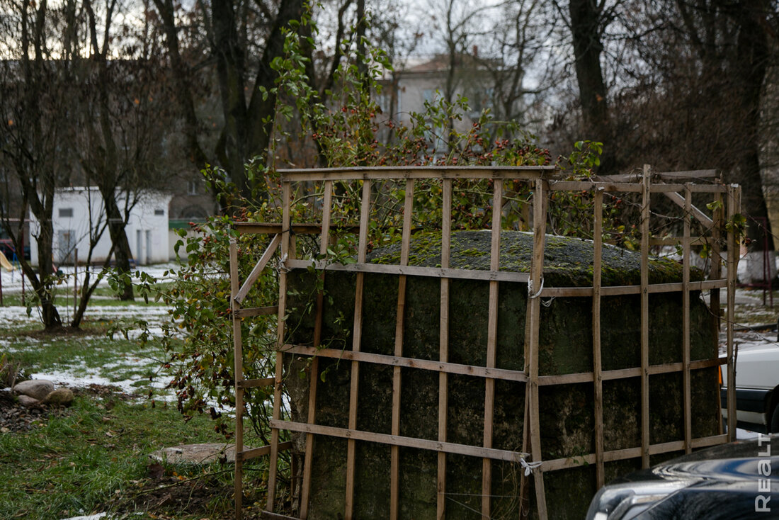 "Здесь нет человеческих магазинов". Как живется на полуострове у Свислочи в центре Минска