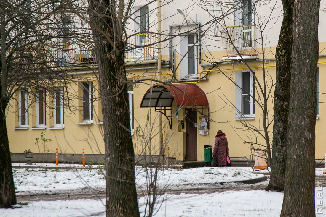 "Здесь нет человеческих магазинов". Как живется на полуострове у Свислочи в центре Минска