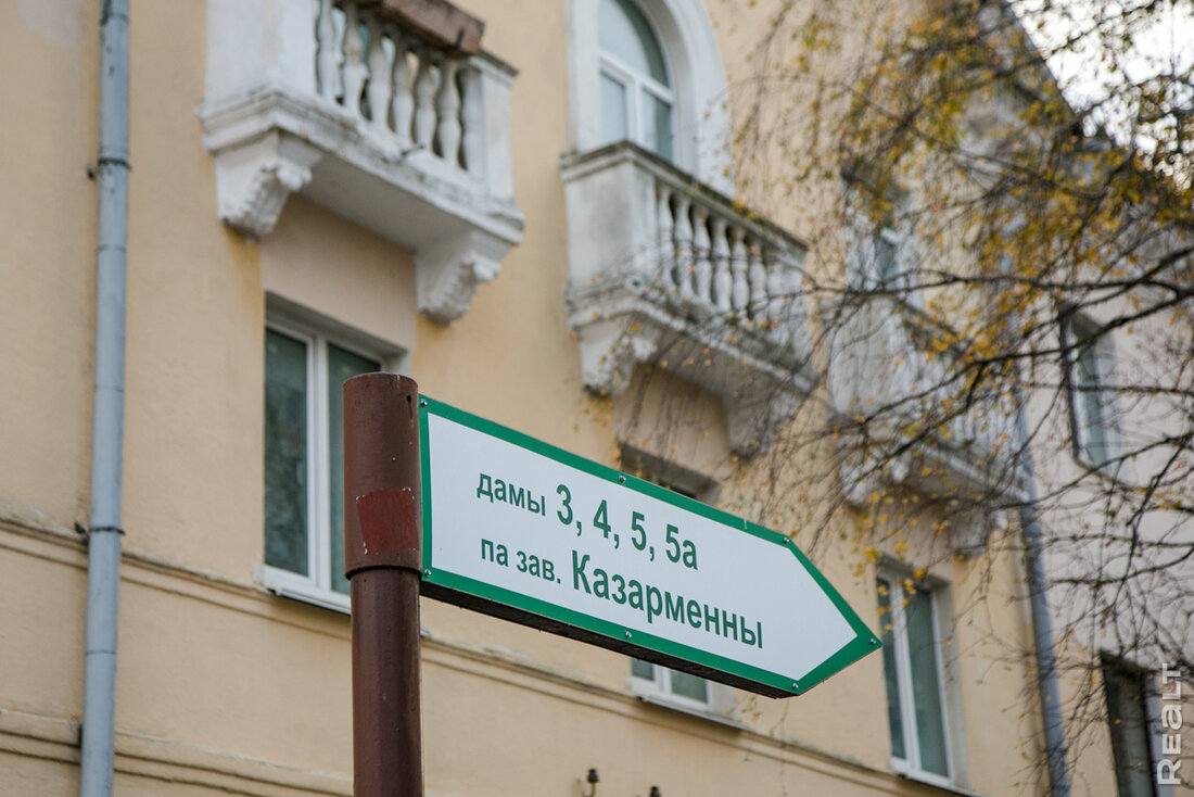 "Здесь нет человеческих магазинов". Как живется на полуострове у Свислочи в центре Минска