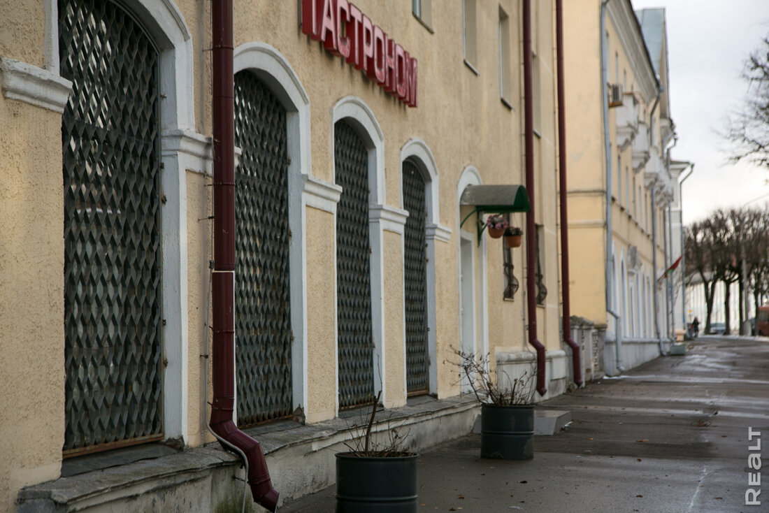"Здесь нет человеческих магазинов". Как живется на полуострове у Свислочи в центре Минска