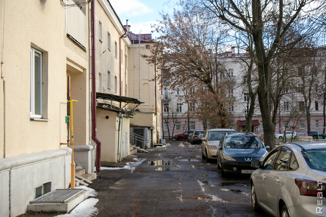 "Здесь нет человеческих магазинов". Как живется на полуострове у Свислочи в центре Минска