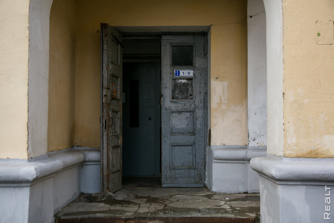 "Здесь нет человеческих магазинов". Как живется на полуострове у Свислочи в центре Минска