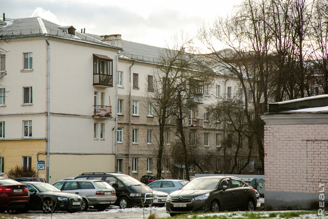 "Здесь нет человеческих магазинов". Как живется на полуострове у Свислочи в центре Минска