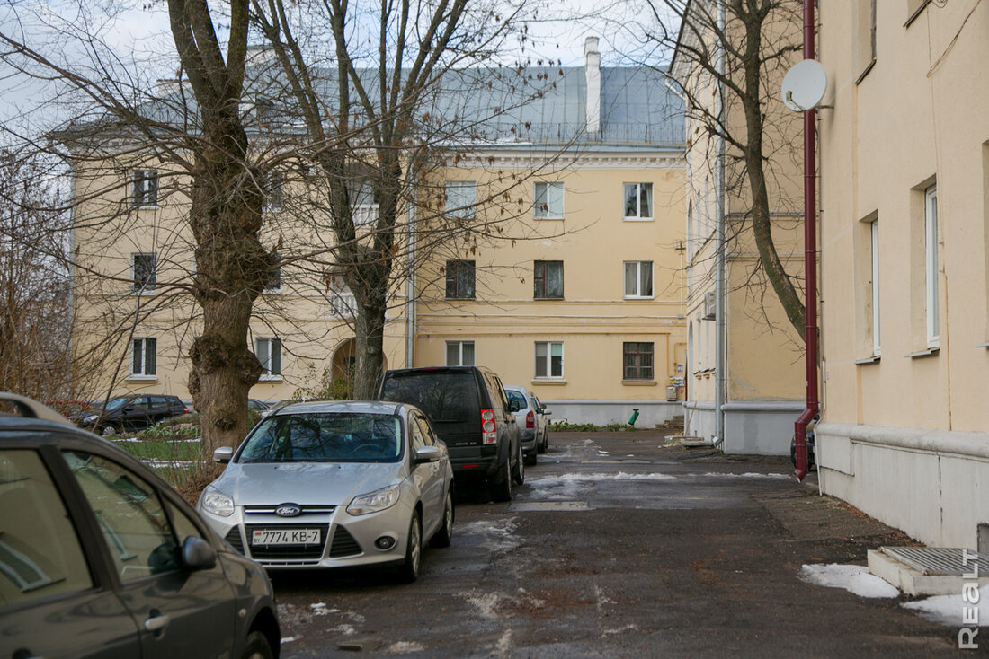 "Здесь нет человеческих магазинов". Как живется на полуострове у Свислочи в центре Минска