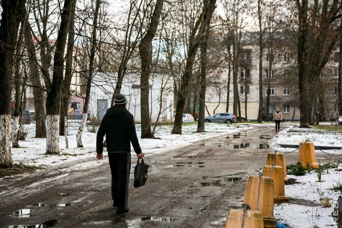 "Здесь нет человеческих магазинов". Как живется на полуострове у Свислочи в центре Минска