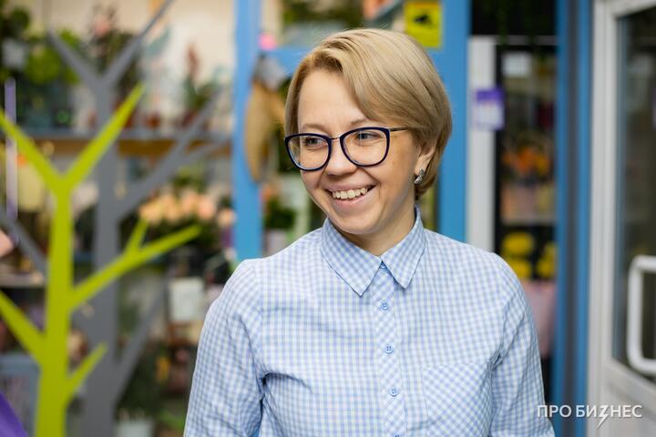 ФОТО: «В любой момент может появиться покупатель, которому понадобятся 100 роз». Хозяйка цветочного магазина о том, как открыть бизнес в агрогородке, где у людей есть свои клумбы
