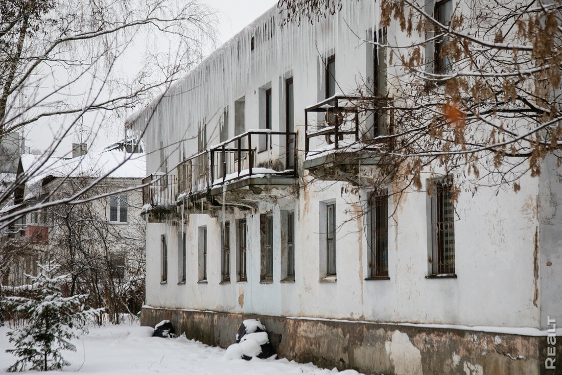 "Наши дома долго считались снесенными". Побывали в спрятанных за Академией наук двухэтажках