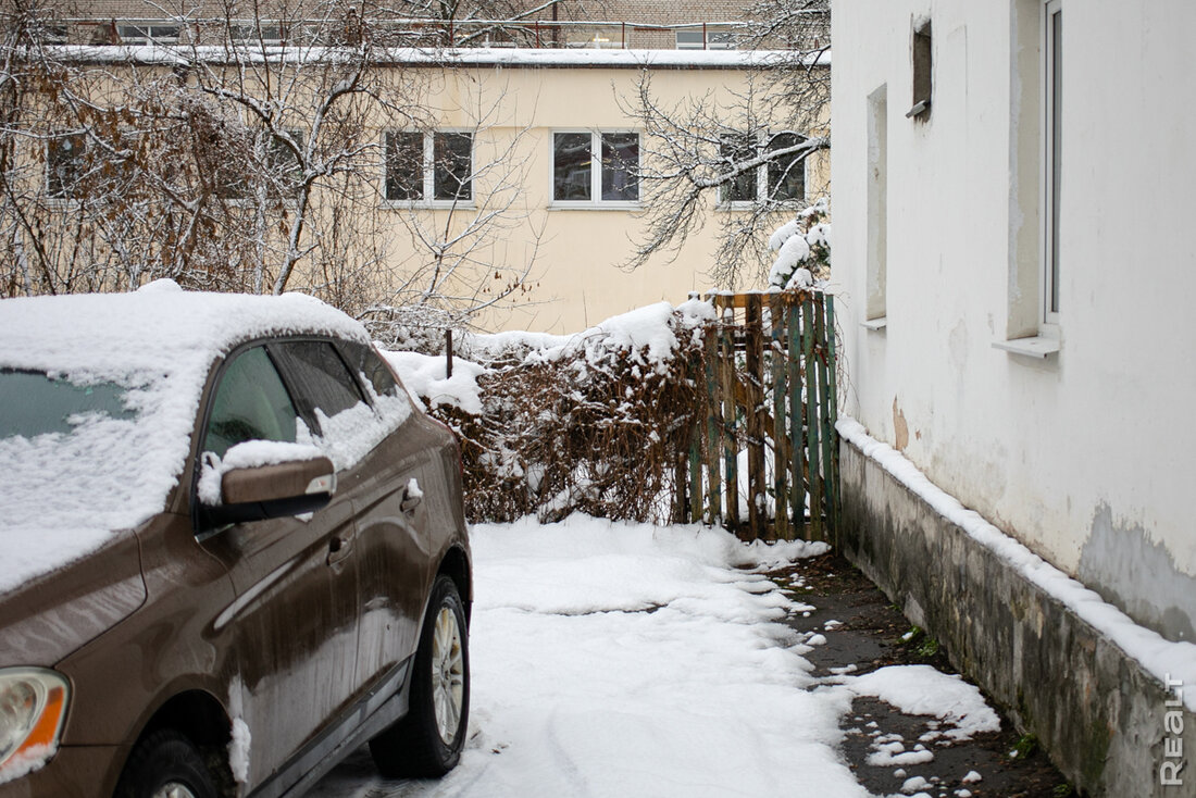 "Наши дома долго считались снесенными". Побывали в спрятанных за Академией наук двухэтажках